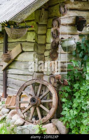 Altes Holzrad in Weide in der Nähe von alten Woddenhaus in Litauen Europa Stockfoto