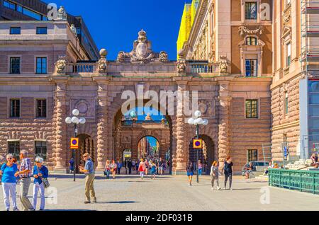 Schweden, Stockholm, 31. Mai 2018: Menschen, die in der Nähe des Bogens des Parlamentshauses Riksdag Riksdagshuset in der Altstadt in schönen sonnigen Tag Stockfoto