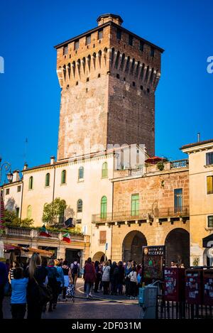 Die Torrione di Porta Castello in Vicenza, erbaut nach 1236, ein bemerkenswertes Beispiel mittelalterlicher befestigter Architektur, ist Teil der Stadtmauer. Vicen Stockfoto