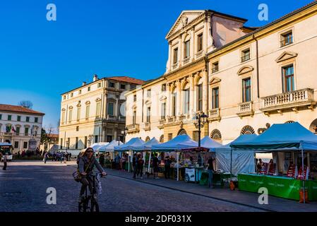 Flohmarkt auf der Piazza del castelo. Vicenza, Venetien, Italien, Europa Stockfoto