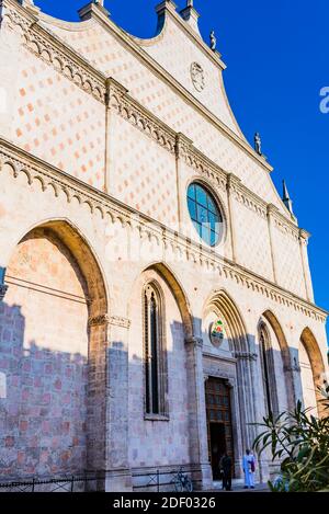 Fassade der Kathedrale von vicenza bei Sonnenuntergang. Cattedrale di Santa Maria Annunziata, Duomo di Vicenza. Vicenza, Venetien, Italien, Europa Stockfoto