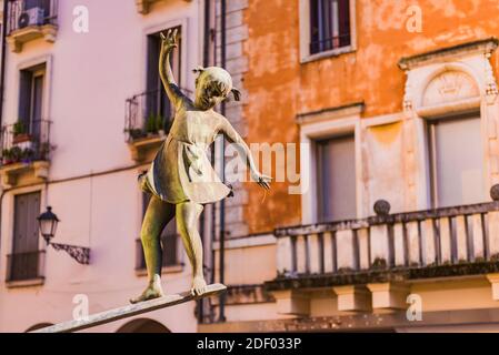 Kleines Mädchen balanciert auf Seesaw, Stadtkunst. Vicenza, Venetien, Italien, Europa Stockfoto