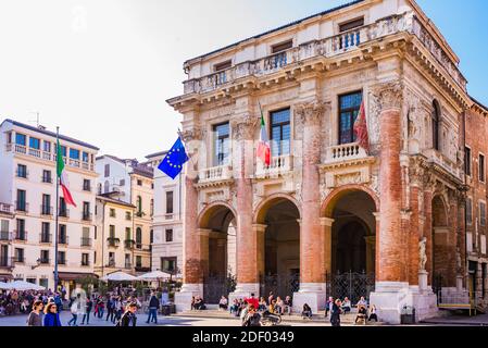 Die lebendige Piazza dei Signori, im Hintergrund der palazzo del Capitaniato, auch als Loggia del Capitanio oder Loggia Bernarda bekannt, ist ein palazzo in V Stockfoto