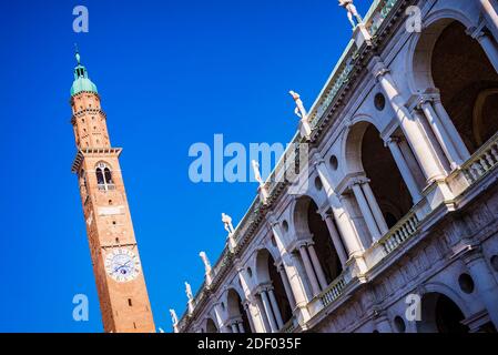 Piazza dei Signori. Torre Bissara und Fassade der Basilika Palladiana. Vicenza, Venetien, Italien, Europa Stockfoto