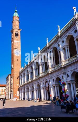 Piazza dei Signori. Torre Bissara und Fassade der Basilika Palladiana. Vicenza, Venetien, Italien, Europa Stockfoto