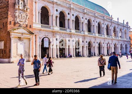 Die Basilika Palladiana ist ein Renaissancegebäude an der zentralen Piazza dei Signori in Vicenza. Das bemerkenswerteste Merkmal des Gebäudes ist die Loggia, Stockfoto