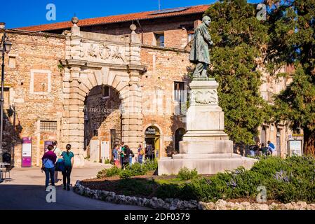 Eingang zum Innenhof des Teatro Olimpico vom Matteotti Platz.die mittelalterliche Mauer stammt aus dem Theater, während der rustikale Eingangsbogen war desi Stockfoto