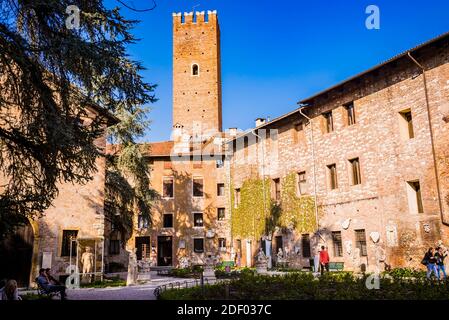 Der Innenhof des Teatro Olimpico - Olympisches Theater - ist ein Theater in Vicenza, erbaut 1580–1585. Das Theater war der endgültige Entwurf der Italia Stockfoto