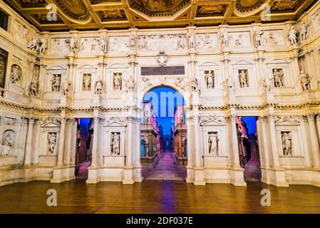 Teatro Olimpico - Olympisches Theater - ist ein Theater in Vicenza, erbaut 1580–1585. Das Theater war der endgültige Entwurf des italienischen Renaissance-Bogen Stockfoto