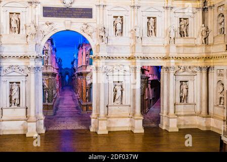 Teatro Olimpico - Olympisches Theater - ist ein Theater in Vicenza, erbaut 1580–1585. Das Theater war der endgültige Entwurf des italienischen Renaissance-Bogen Stockfoto