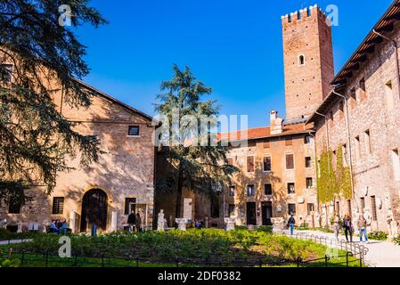 Der Innenhof des Teatro Olimpico - Olympisches Theater - ist ein Theater in Vicenza, erbaut 1580–1585. Das Theater war der endgültige Entwurf der Italia Stockfoto