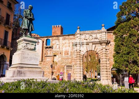 Eingang zum Innenhof des Teatro Olimpico vom Matteotti Platz.die mittelalterliche Mauer stammt aus dem Theater, während der rustikale Eingangsbogen war desi Stockfoto