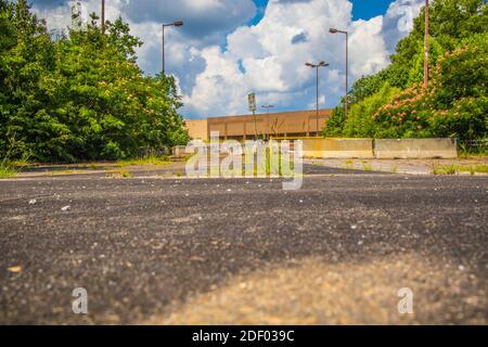 Augusta, GA USA - 07 04 20: Verlassene Regency Shopping Mallentrance versperrt von niedrigen Boden Blick Stockfoto