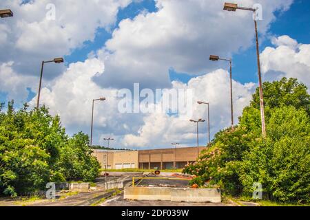 Augusta, GA USA - 07 04 20: Verlassene Regency Shopping Mallentrance gesperrt Stockfoto