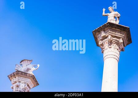 Piazza dei Signori, Stadtplatz. Die beiden Säulen, links der geflügelte Löwe, Symbol des heiligen Markus und der Republik Venedig. Ritt, The redentore, C Stockfoto