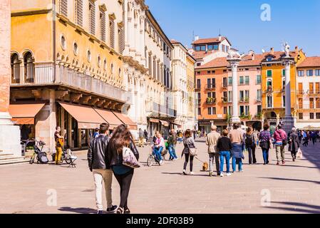 Die belebte Piazza dei Signori, Stadtplatz. Vicenza, Venetien, Italien, Europa Stockfoto