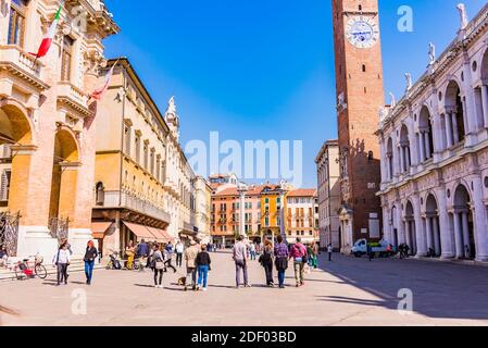 Die belebte Piazza dei Signori, Stadtplatz. Vicenza, Venetien, Italien, Europa Stockfoto