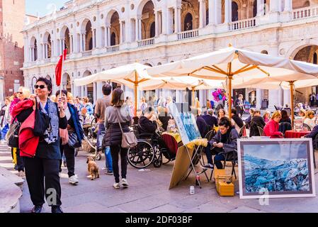Die belebte Piazza dei Signori, Stadtplatz. Vicenza, Venetien, Italien, Europa Stockfoto