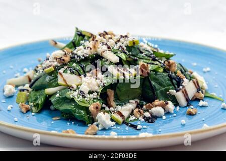 Authentisches italienisches Essen zeigt nahrhaften Salat mit Zutaten gestapelt hoch und bereit zu essen. Stockfoto