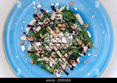 Blick von oben auf authentische italienische Küche zeigt nahrhaften Salat mit Zutaten gestapelt hoch und bereit zu essen. Stockfoto