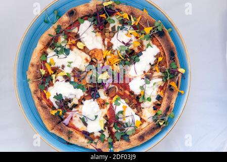 Blick von oben auf authentische italienische Küche zeigt nahrhafte frische Gemüse Pizza mit Belag und bereit zu essen. Stockfoto