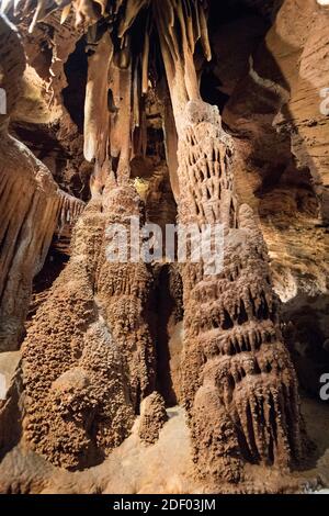 Höhlenvorhänge und Säulen in Shenandoah Caverns. Stockfoto