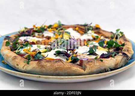 Authentische italienische Küche zeigt nahrhafte frische Gemüse Pizza mit Belag und fertig zu essen. Stockfoto