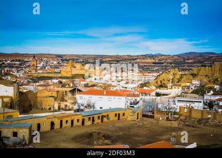 Barrio de las Cuevas - Cave Houses Bezirk. Im Zentrum die Alcazaba, eine arabische Festung, die die Stadt befehligte. Guadix, Granada, Andalucía, Spanien, E Stockfoto