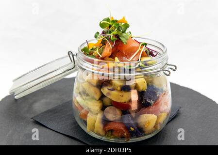 Authentisches italienisches Essen zeigt nahrhaften Salat in einem lauwarmen Glas mit Zutaten gefüllt und bereit zu essen. Stockfoto