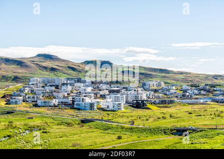 Luftbild Stadtbild der Vororte Wohnviertel in Reykjavik, Island, Grafarvogur mit moderner Architektur im grünen Sommer Stockfoto