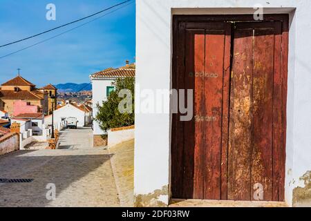 Alte Holztür in der Altstadt rot gestrichen. Guadix, Granada, Andalucía, Spanien, Europa Stockfoto