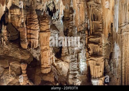 Stalaktiten und Stalagmiten in Luray Caverns in Luray, Virginia. Stockfoto