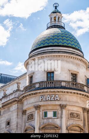 Fassade eines historischen Gebäudes in London, Großbritannien, an der Regent Street in der Nähe der Piccadilly Circus Road und Schild für das alte Plaza Theater Stockfoto