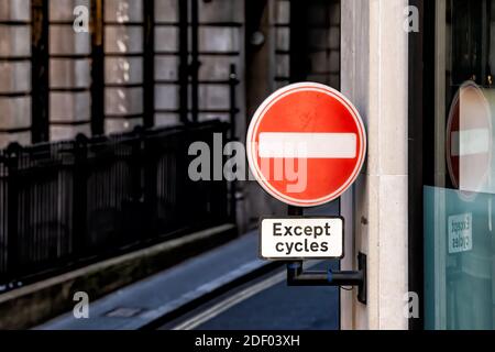 London, Großbritannien Innenstadt Stadtstraße Straße mit Stadtverkehr rot kein Eintrag Stop-Schild außer Fahrräder mit niemand Stockfoto
