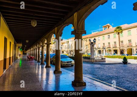 Plaza de las Palomas, auch Plaza de la constitucion genannt. Nordseite, mit der Kathedrale im Hintergrund. Guadix, Granada, Andalucía, Spanien, Europ Stockfoto
