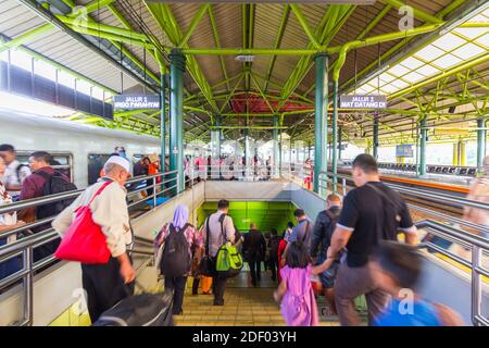 Passagiere, die am Bahnhof Gambir in Jakarta, Indonesien, absteigen Stockfoto