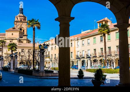 Plaza de las Palomas, auch Plaza de la constitucion genannt. Nordseite, mit der Kathedrale im Hintergrund. Guadix, Granada, Andalucía, Spanien, Europ Stockfoto