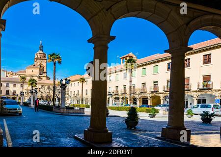 Plaza de las Palomas, auch Plaza de la constitucion genannt. Nordseite, mit der Kathedrale im Hintergrund. Guadix, Granada, Andalucía, Spanien, Europ Stockfoto