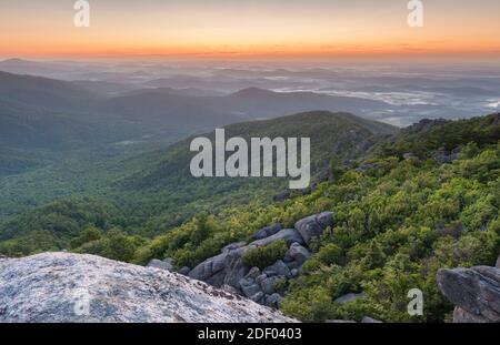 Sonnenaufgang vom Old Rag Mountain, Shenandoah National Park, Virginia. Stockfoto