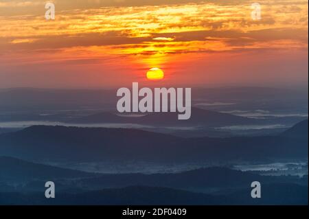 Sonnenaufgang vom Old Rag Mountain, Shenandoah National Park, Virginia. Stockfoto
