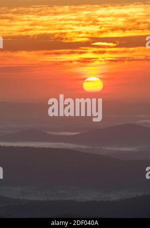 Sonnenaufgang vom Old Rag Mountain, Shenandoah National Park, Virginia. Stockfoto