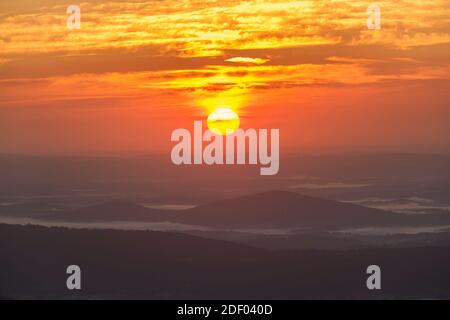 Sonnenaufgang vom Old Rag Mountain, Shenandoah National Park, Virginia. Stockfoto