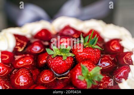 Erdbeerherb Kirsche Käsekuchen Kuchen Kuchen süßes Dessert auf Einzelverkauf Display im Café oder Restaurant in Chelsea Nachbarschaft von London, Vereinigtes Königreich Stockfoto