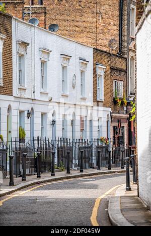 Rote und Backsteinarchitektur Reihen Stadthäuser im viktorianischen oder edwardianischen Stil durch schmale Gasse Straße in Chelsea Viertel von London, United Stockfoto