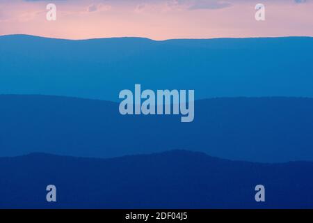 Sonnenuntergang über den Blue Ridge Mountains, Blick vom Skyline Drive, Shenandoah National Park, Virginia. Stockfoto