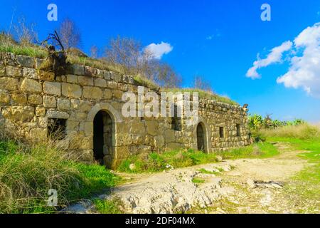 Ansicht der antiken Ruinen in der archäologischen Stätte Tel Tzuba, mit Resten einer prominenten Kuppel, einem arabischen Dorf und einer Kreuzritterfestung in Jerusalem Stockfoto