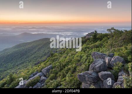 Sonnenaufgang vom Old Rag Mountain, Shenandoah National Park, Virginia. Stockfoto
