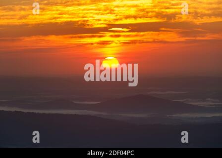 Sonnenaufgang vom Old Rag Mountain, Shenandoah National Park, Virginia. Stockfoto