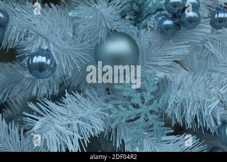 Silberne weiße Fichte mit silbernen und blau blauen Spielzeugen. Stockfoto