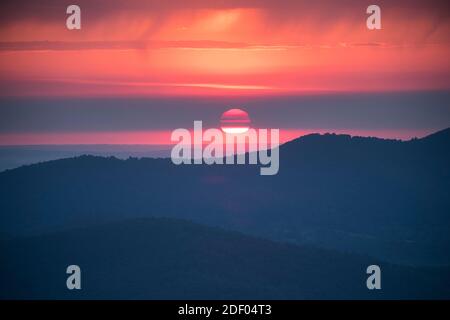 Sonnenaufgang über den Blue Ridge Mountains, Blick vom Skyline Drive, Shenandoah National Park, Virginia. Stockfoto